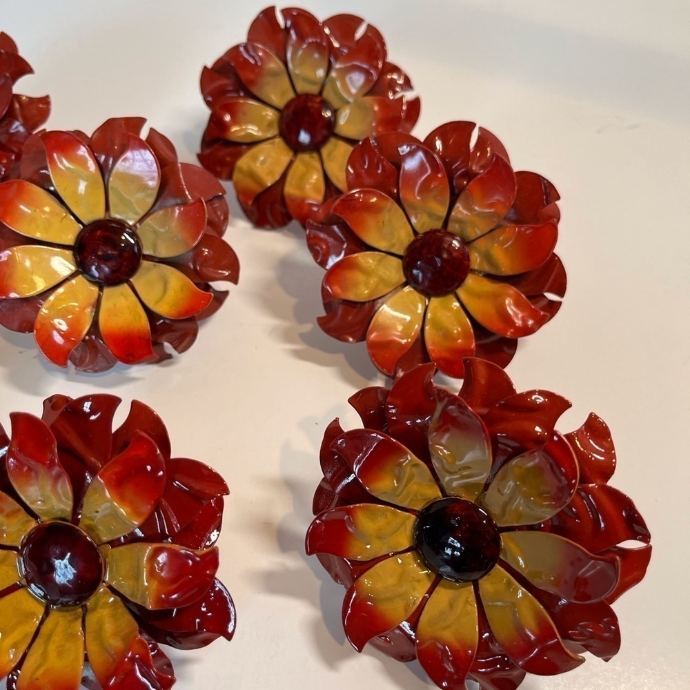 Vintage Enamel/Metal Flower Napkin Rings Set of 8 - Picture 6 of 10